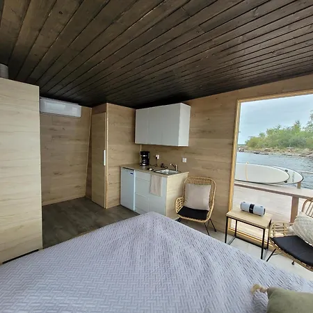 Moekkilautta Botel *