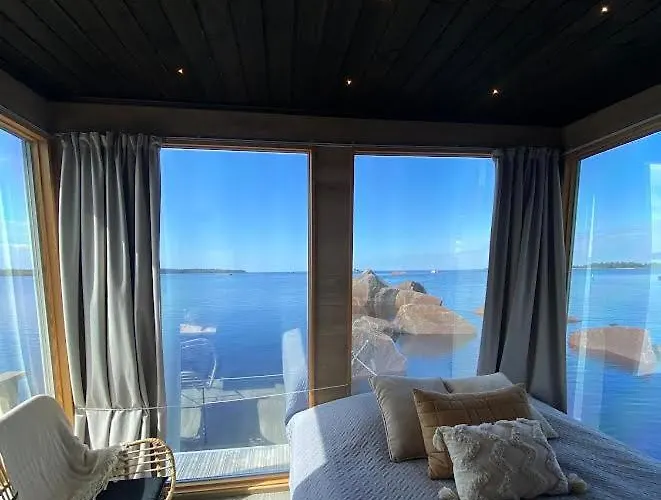 Moekkilautta ספינת מלון *