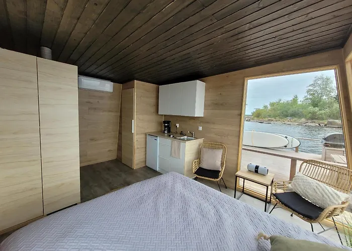 Moekkilautta ספינת מלון *